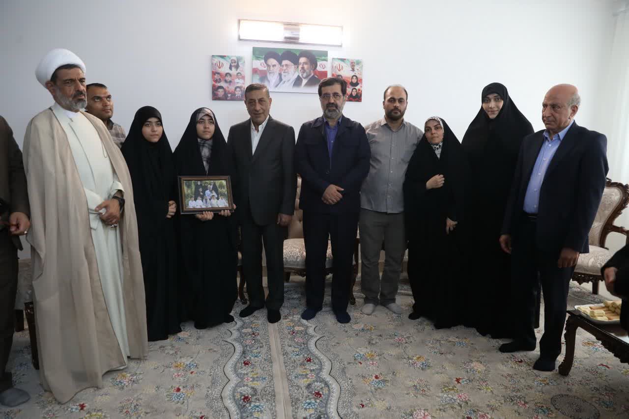 دیدار معاون اجرایی رئیسجمهور با خانواده شهید جنگ رمضان در قم دیدار معاون اجرایی رئیسجمهور با خانواده شهید جنگ رمضان در قم